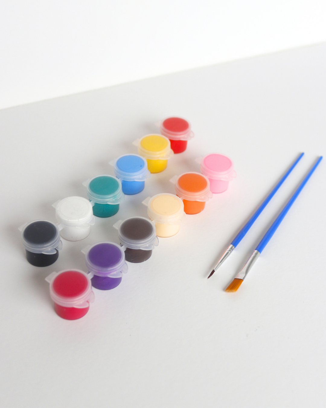 Set pinturas básicas y pinceles